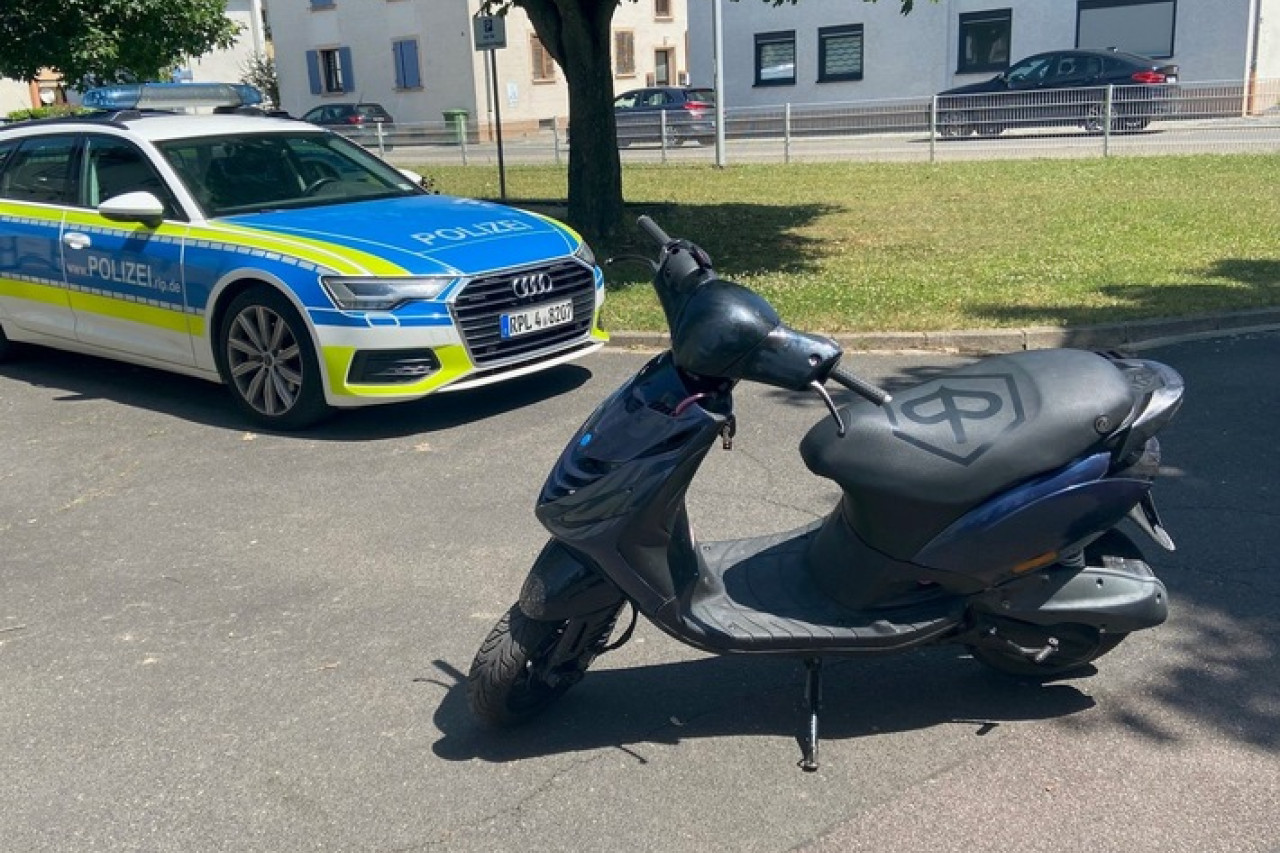 16-Jähriger düst mit 125 km/h auf Roller: Polizei macht Schlag!