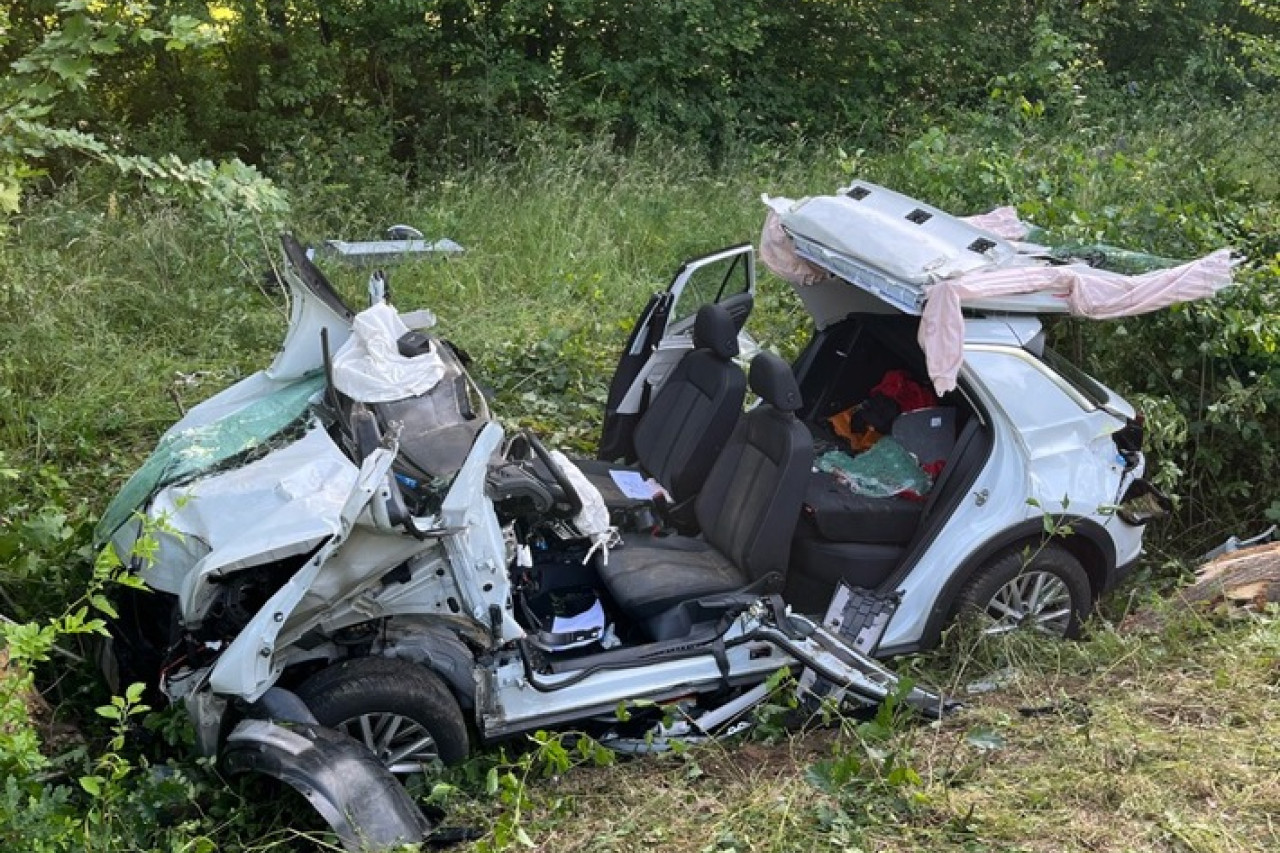Schwerer Verkehrsunfall: Fahrer von Feuerwehr aus Pkw befreit!