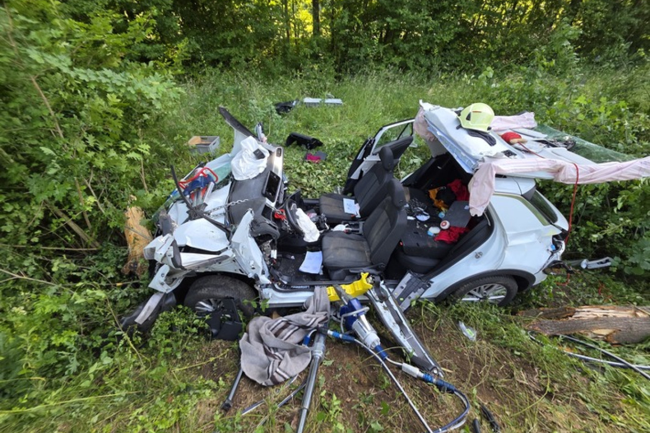 Feuerwehr Grevenbroich rettet Schwerverletzten nach dramatischem Unfall