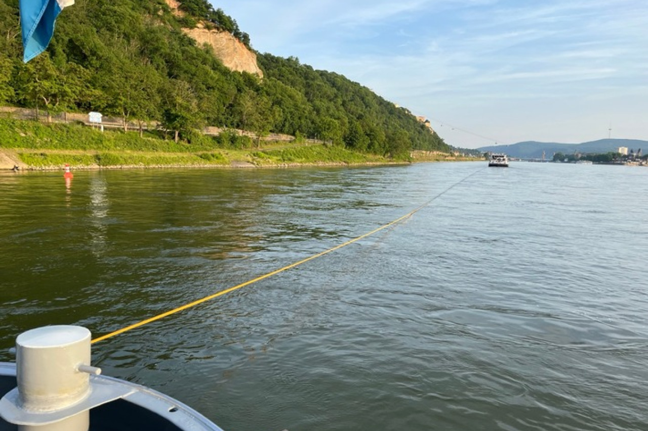 Baggerschiff an Niederwerth festgefahren – Erfolgreiche Befreiung!