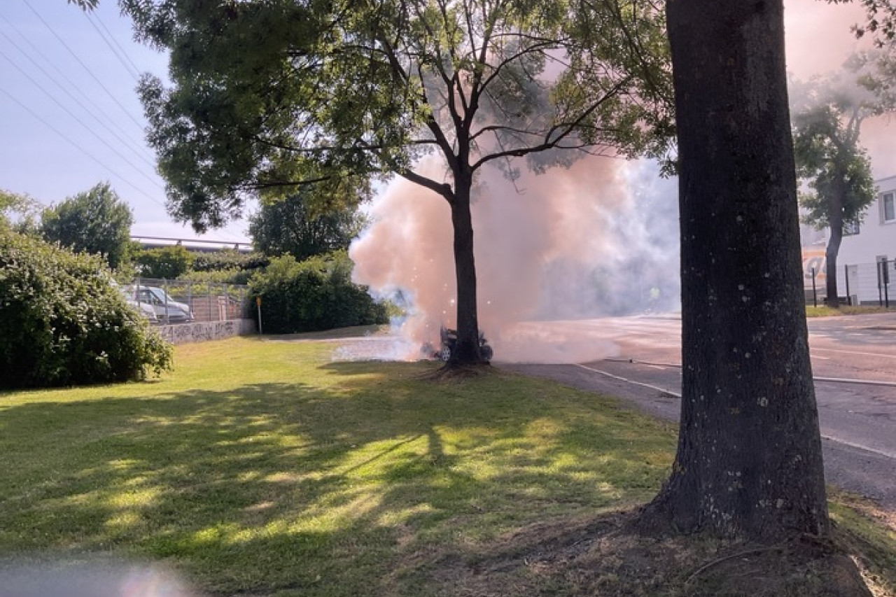 Brennender PKW blockiert Hannöversche Straße: Feuerwehr im Einsatz!